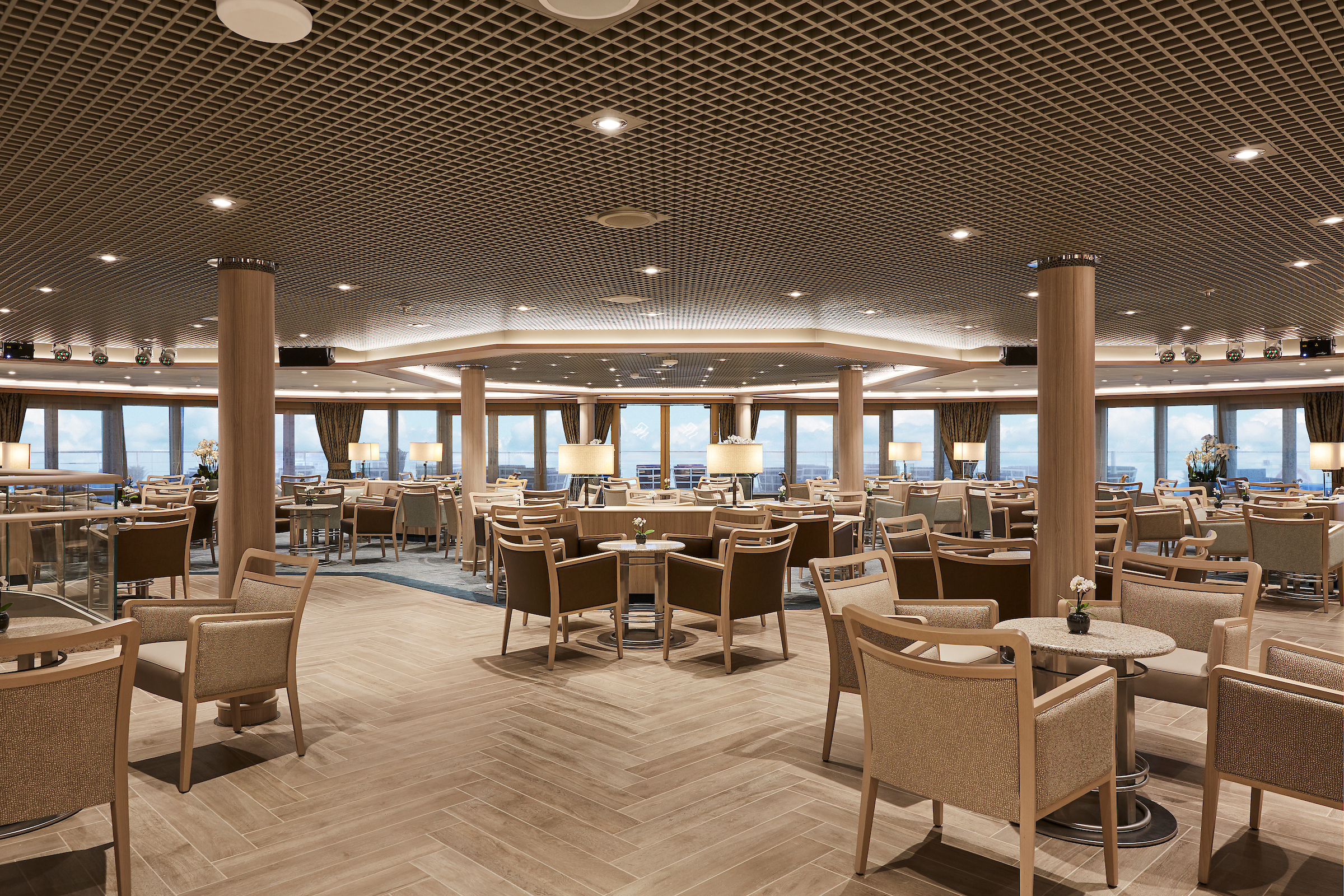 Lyssna till de milda tonerna av en pianist i Panorama Lounge