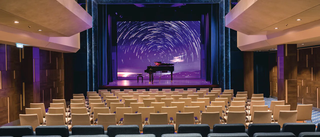 Schaubühne Theatre ombord bjuder på förstklassig underhållning med ett varierat program