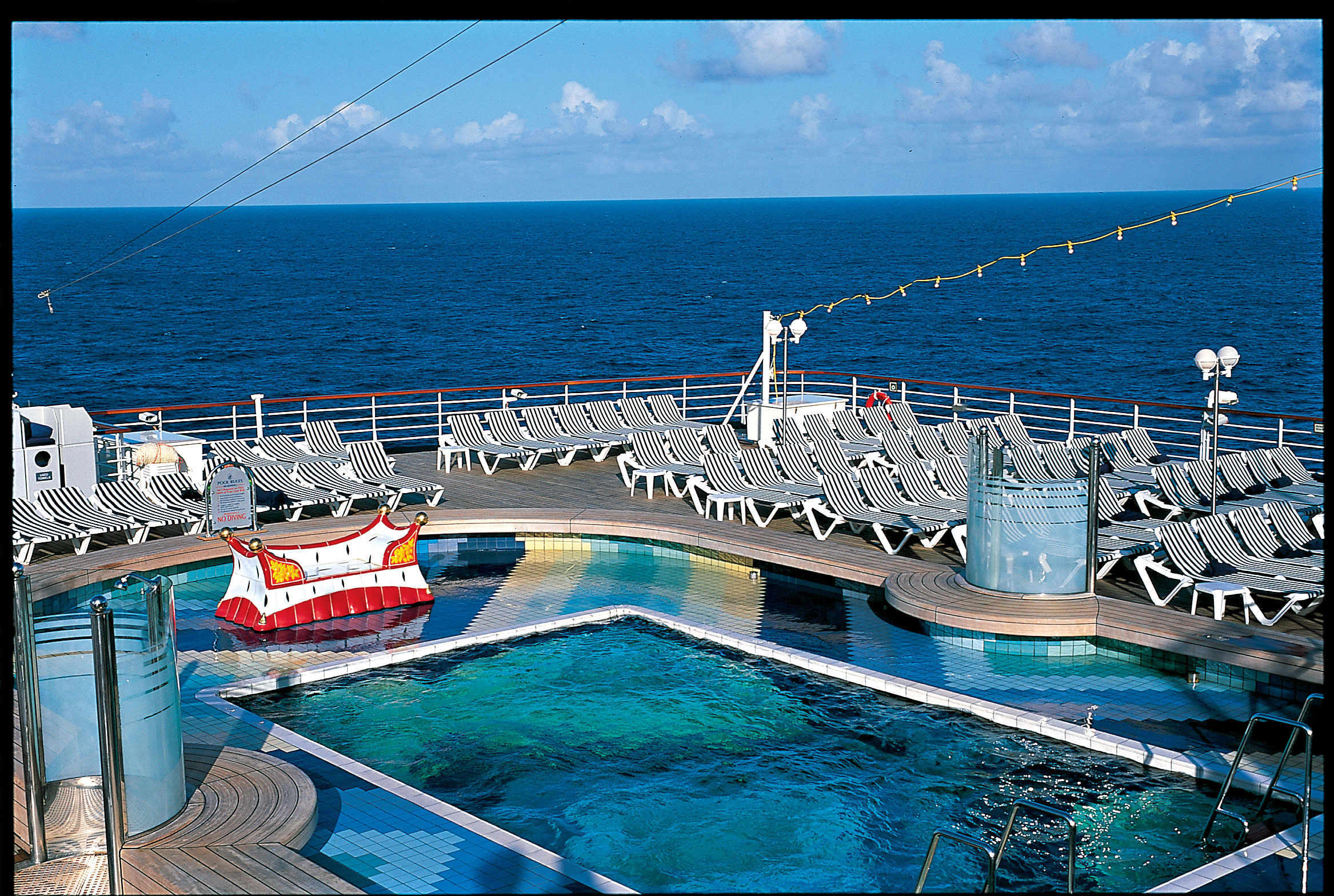 Lugna poolen längst bak