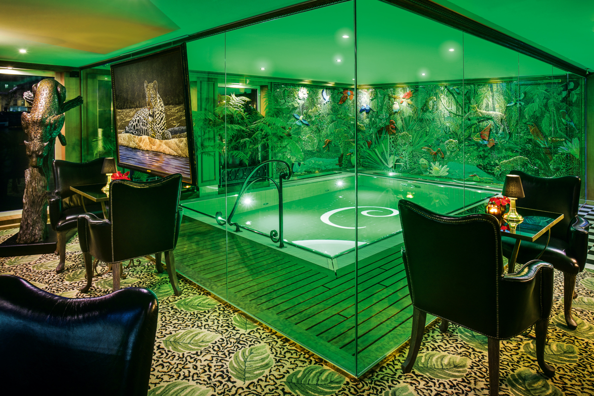 Den djungelinspirerade Leopard Lounge med sin lilla pool är en bra plats att träffa vänner på!