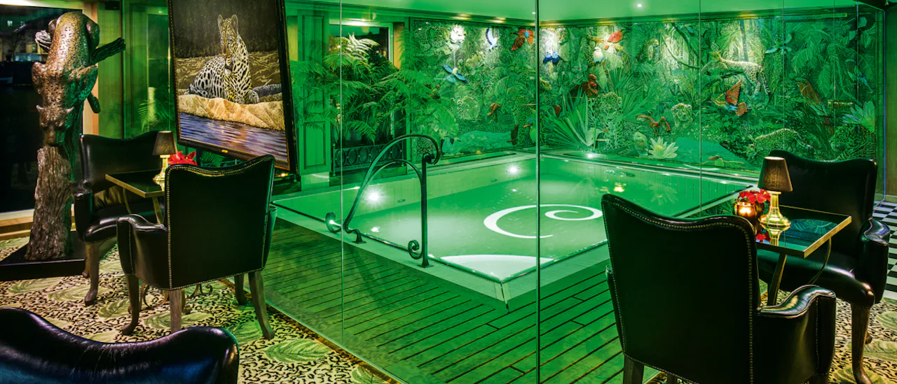 Den djungelinspirerade Leopard Lounge med sin lilla pool är en bra plats att träffa vänner på!