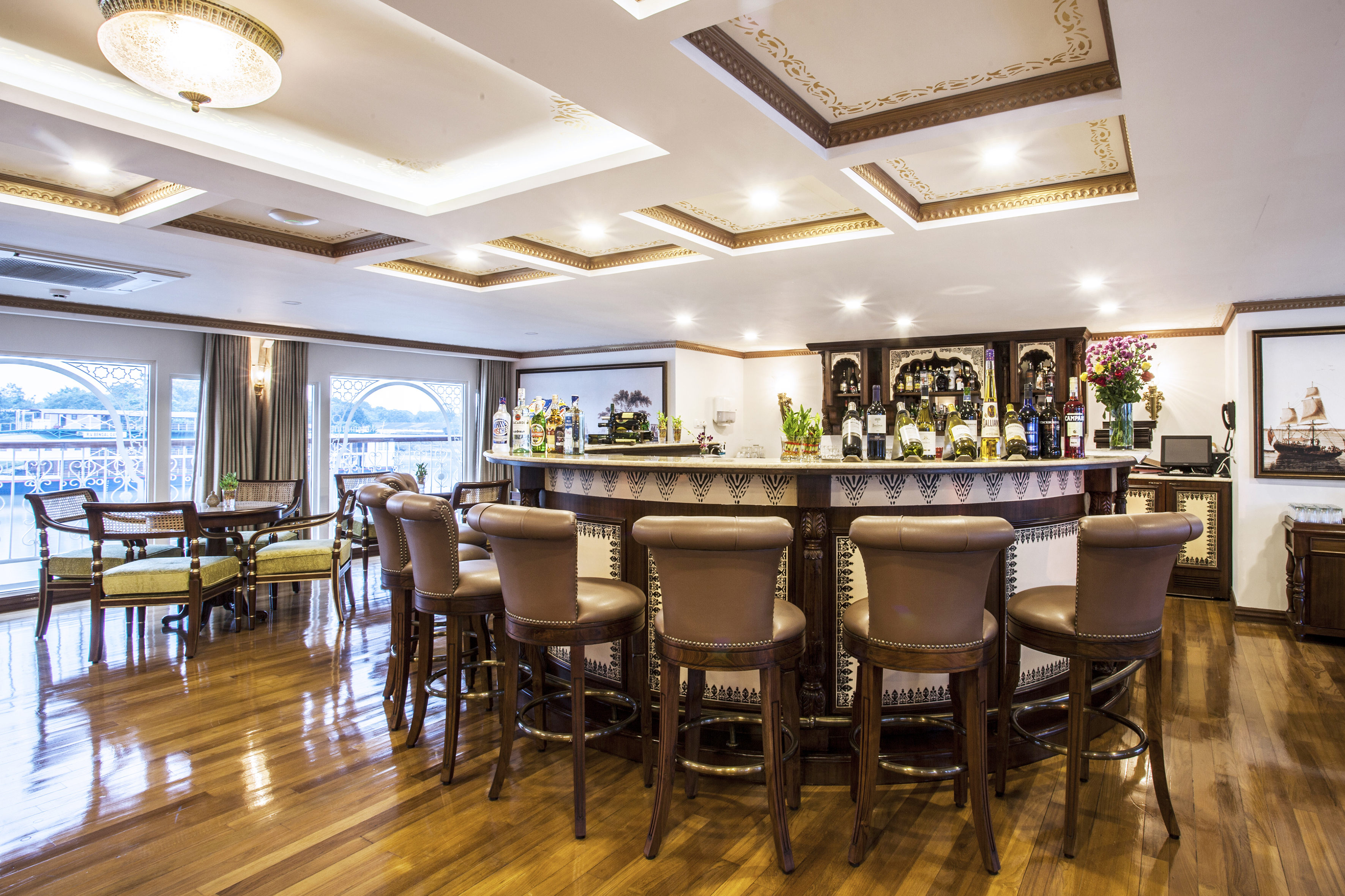 Få en glimt av Indien från Governor's Lounge på övre däck