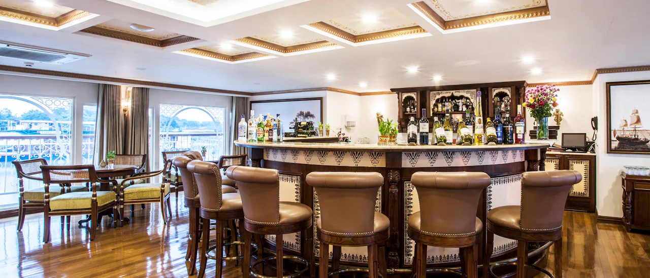Få en glimt av Indien från Governor's Lounge på övre däck