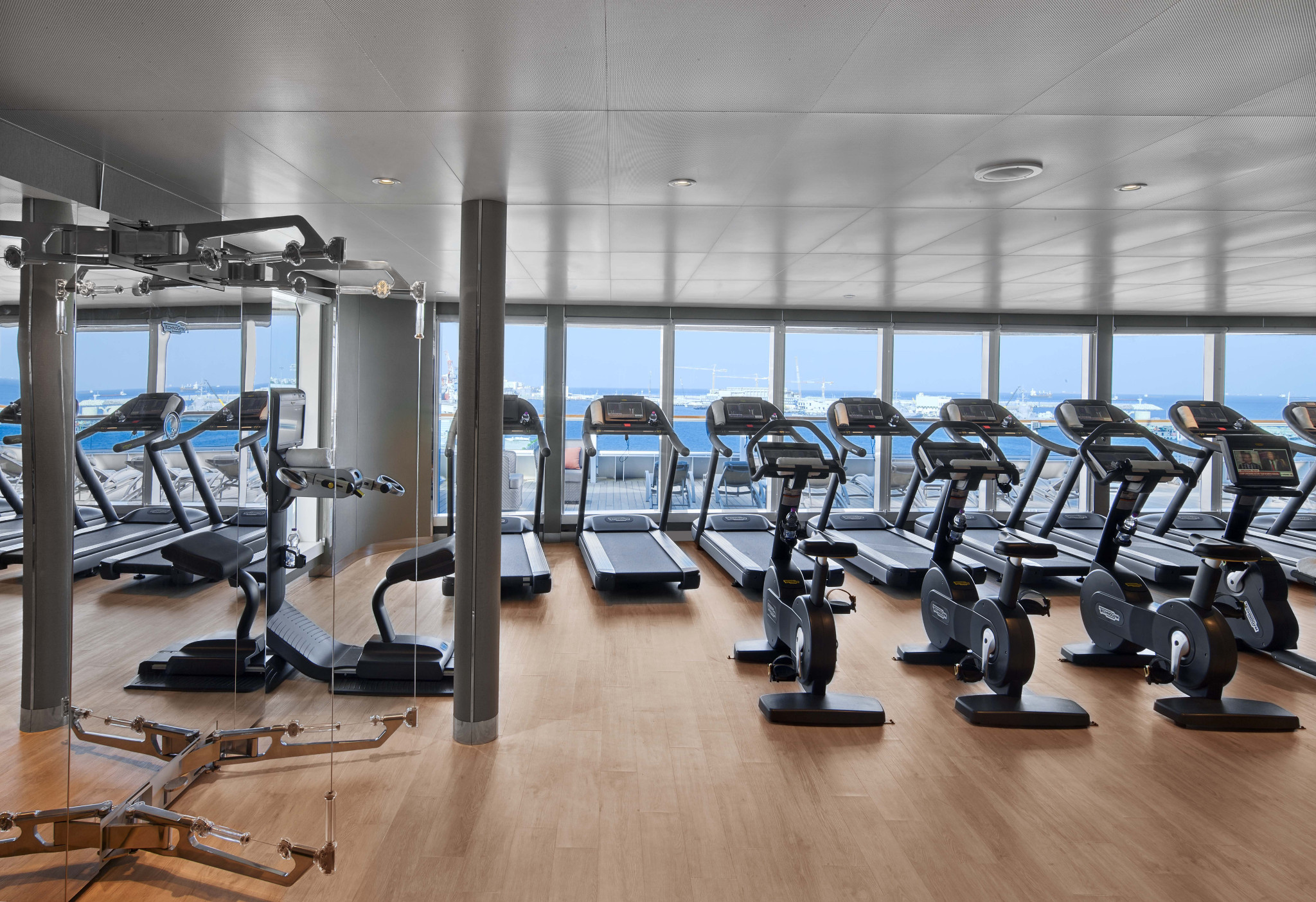 Träna med havsutsikt på ett välutrustat gym