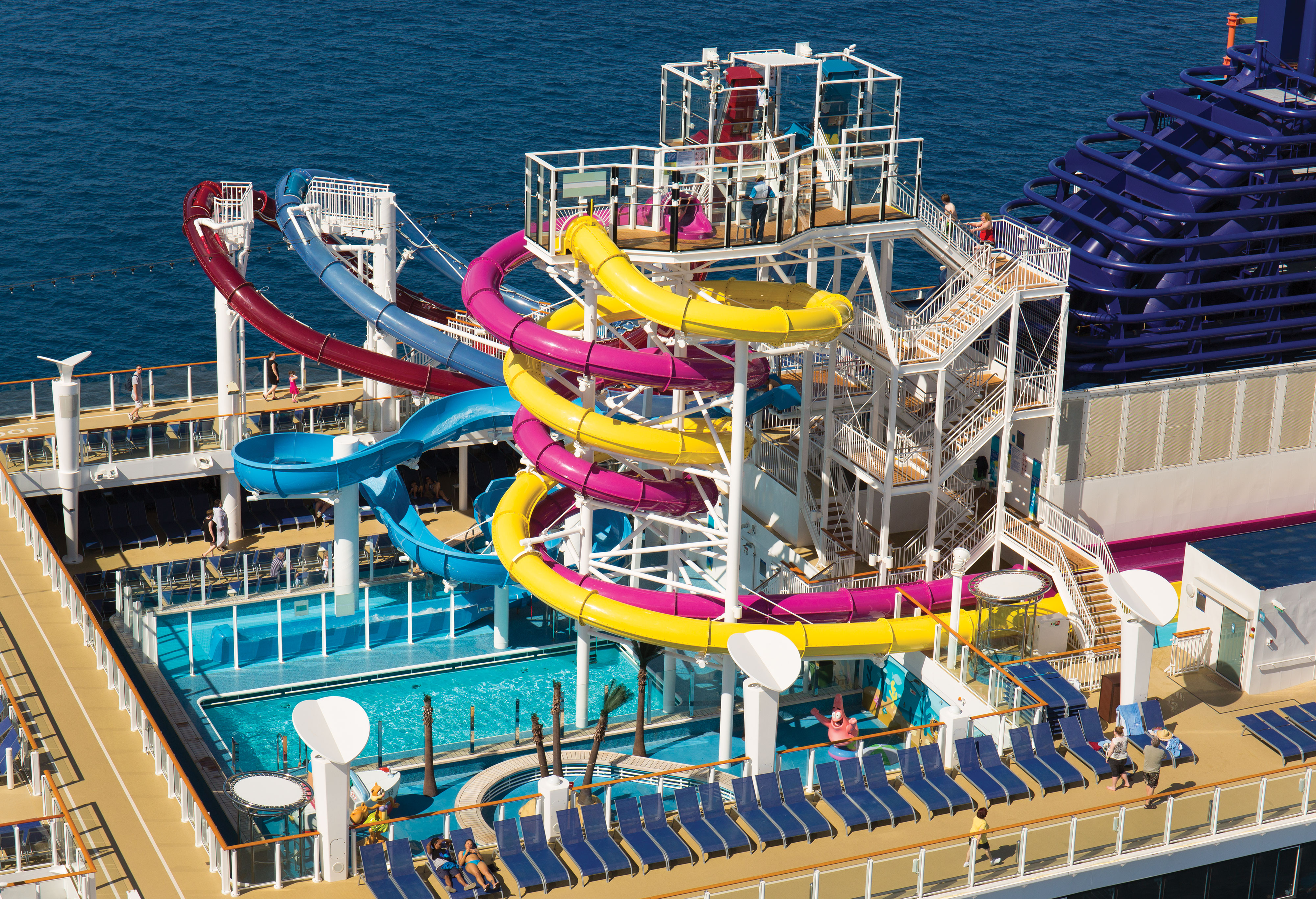 3 vattenrutschbanor högt över pooldäcket