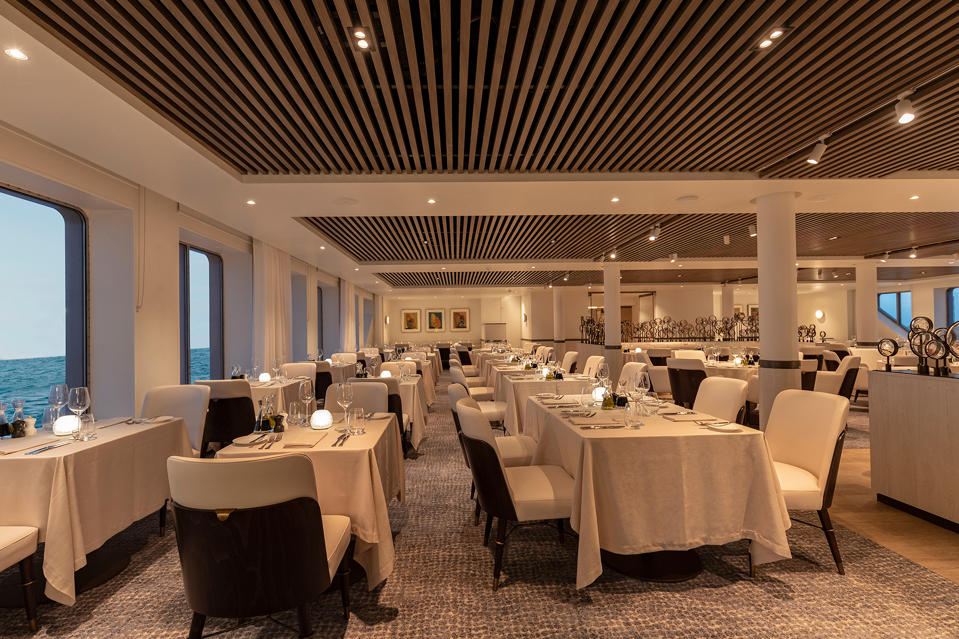 Njut av kontinentala och regionala specialiteter på The Restaurant
