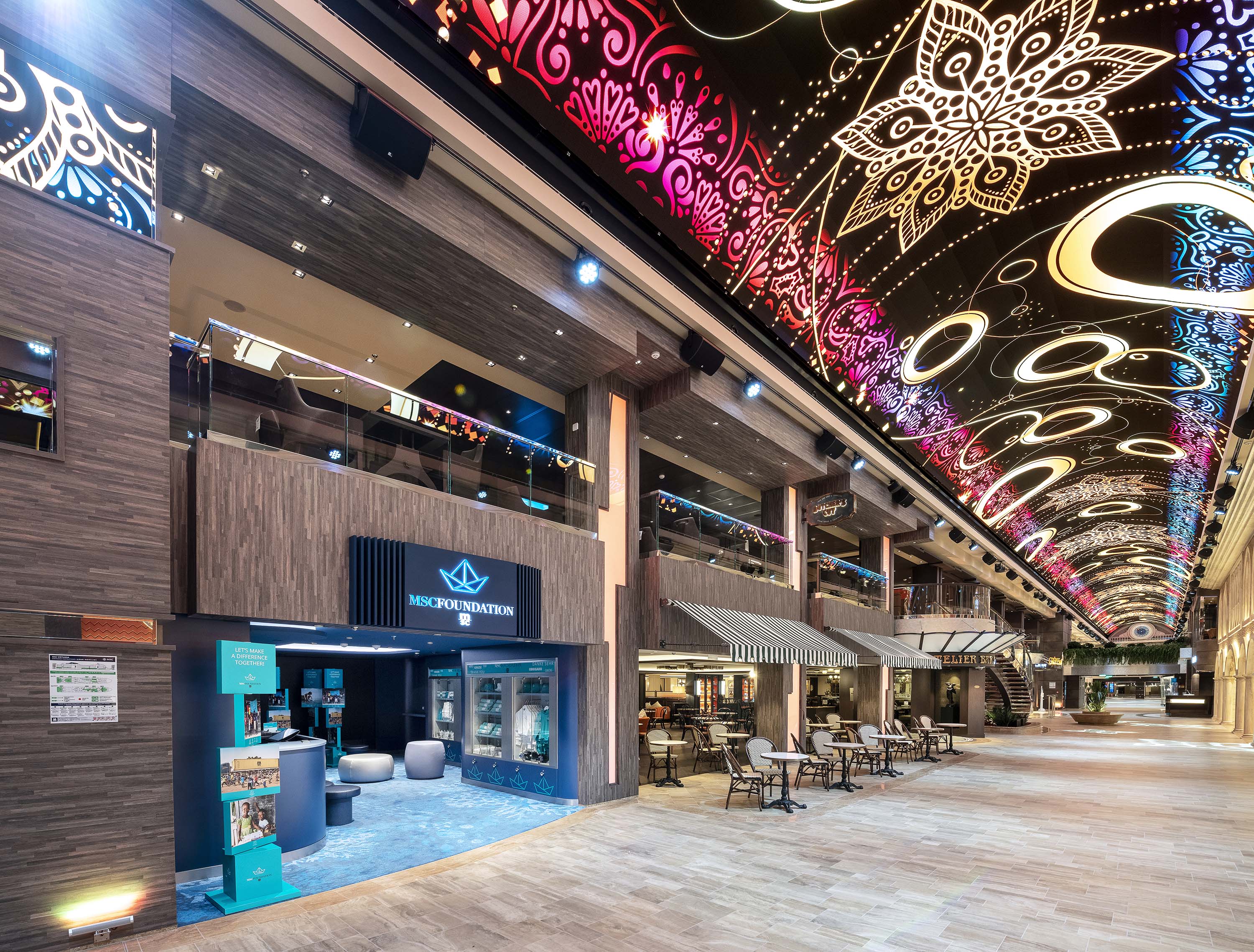 Promenadstråket har den längsta och mest spektakulära LED-kupolen till havs! Här finns både huvud- och specialrestauranger samt många butiker.