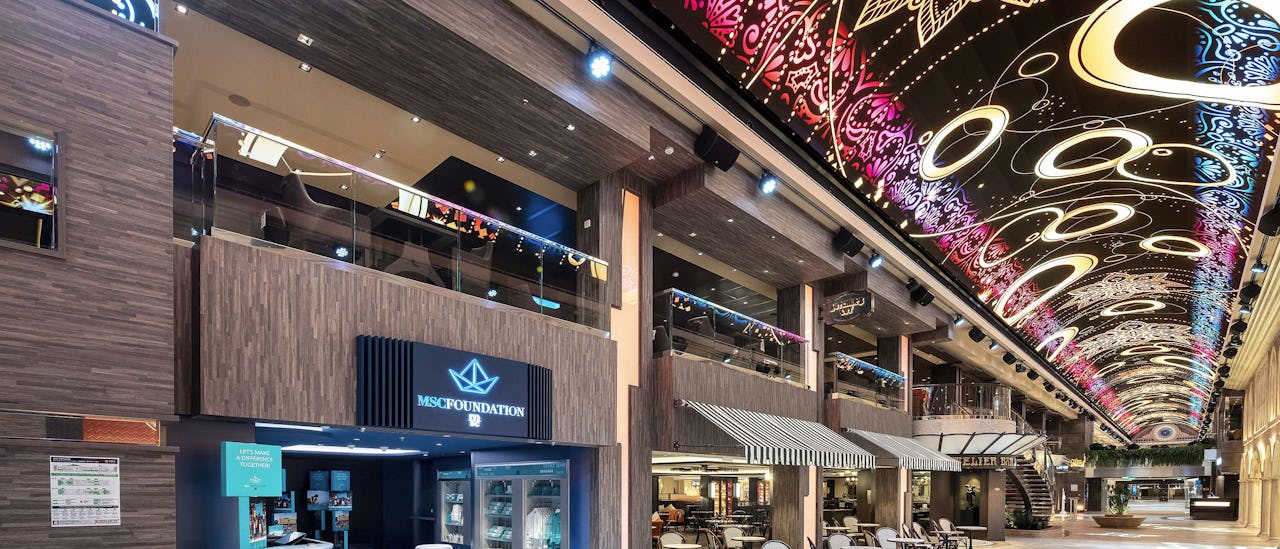 Promenadstråket har den längsta och mest spektakulära LED-kupolen till havs! Här finns både huvud- och specialrestauranger samt många butiker.