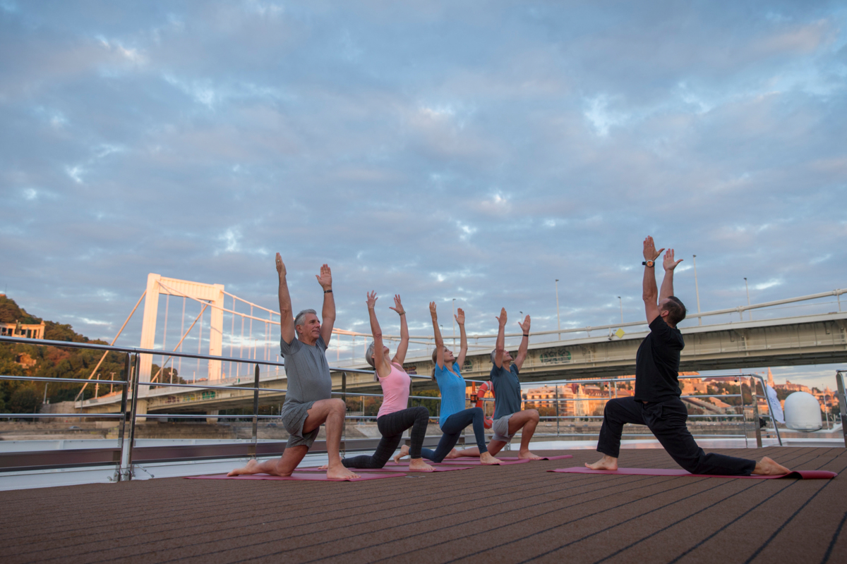 Slappna av med yoga på soldäcket