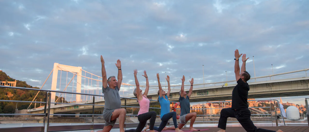 Slappna av med yoga på soldäcket