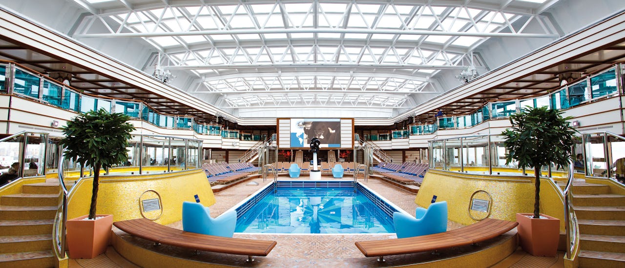 Inomhuspoolen med öppningsbart tak