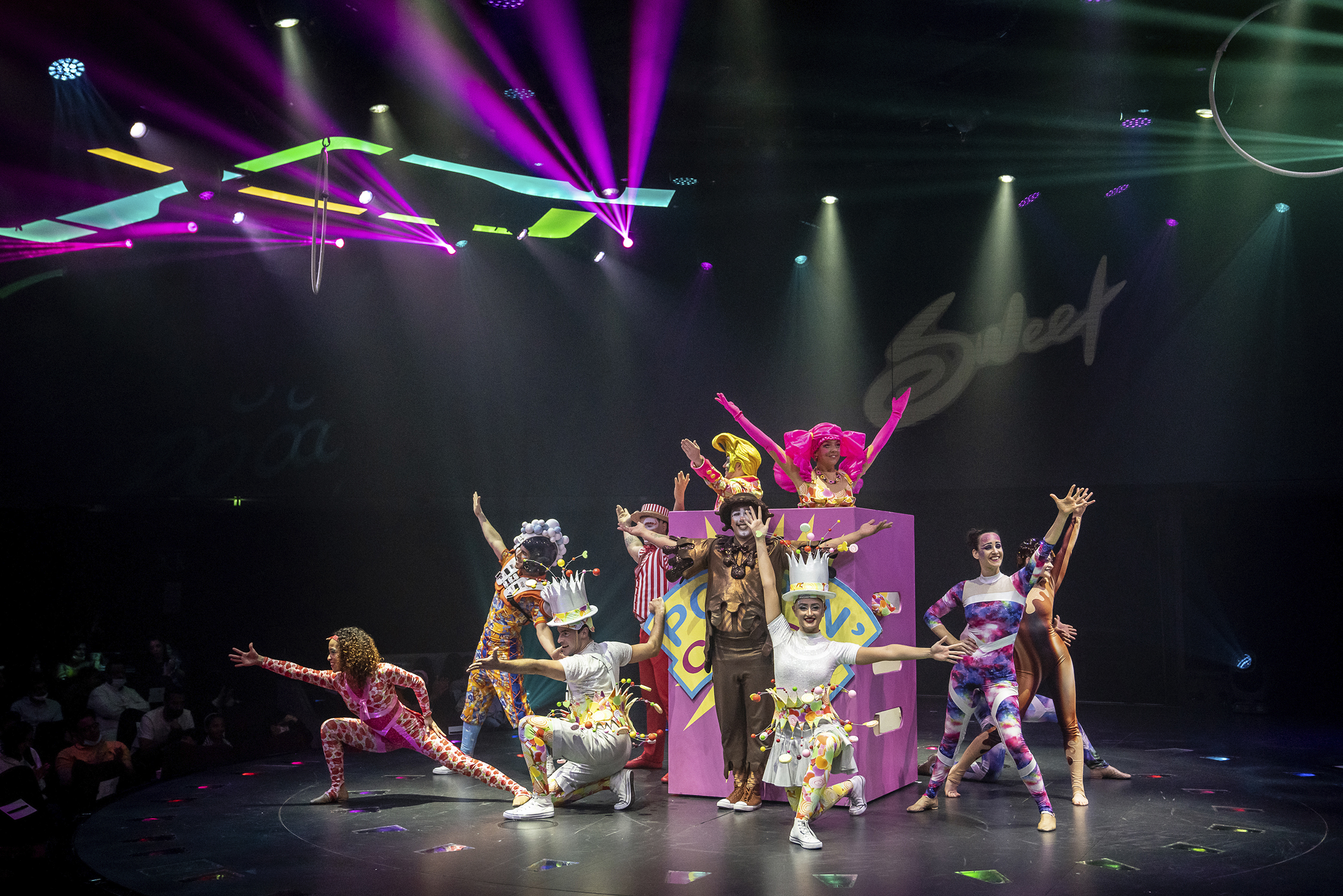 I loungen med stora panoramafönster visas shower i samarbete med Carousel Productions at Sea