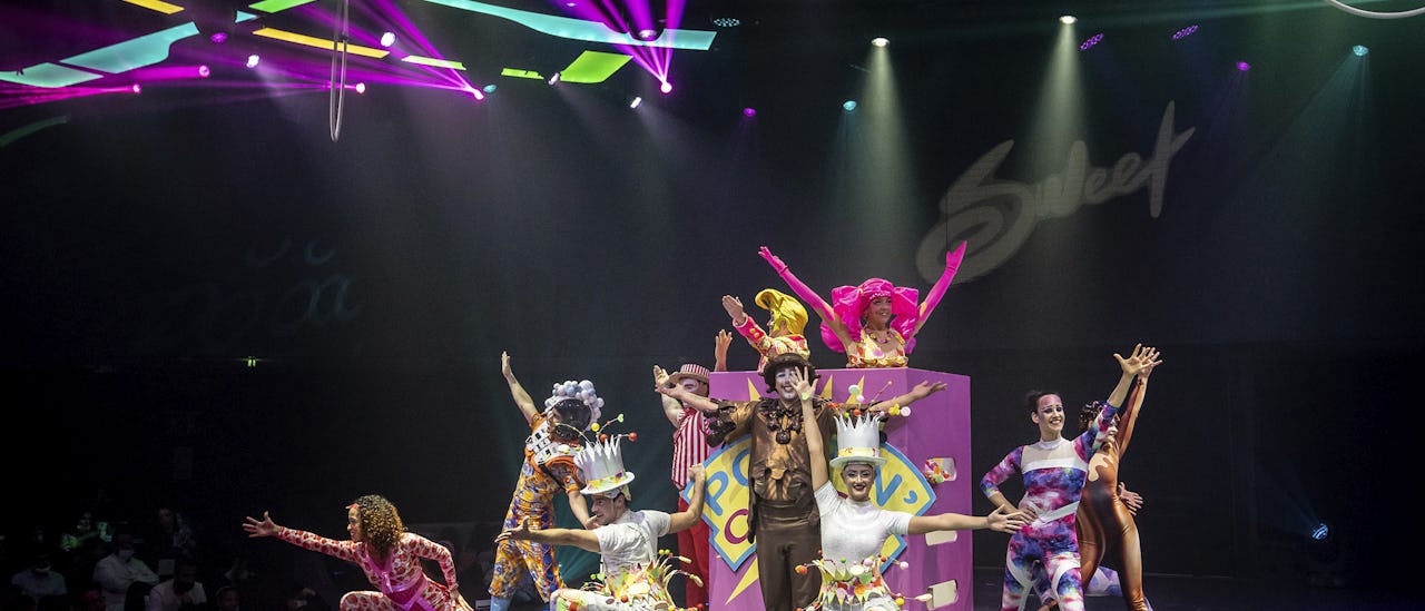 I loungen med stora panoramafönster visas shower i samarbete med Carousel Productions at Sea