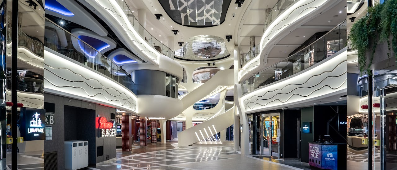 Strosa på den 104 meter långa inomhuspromenaden med den ikoniska LED Dome-skärmen!