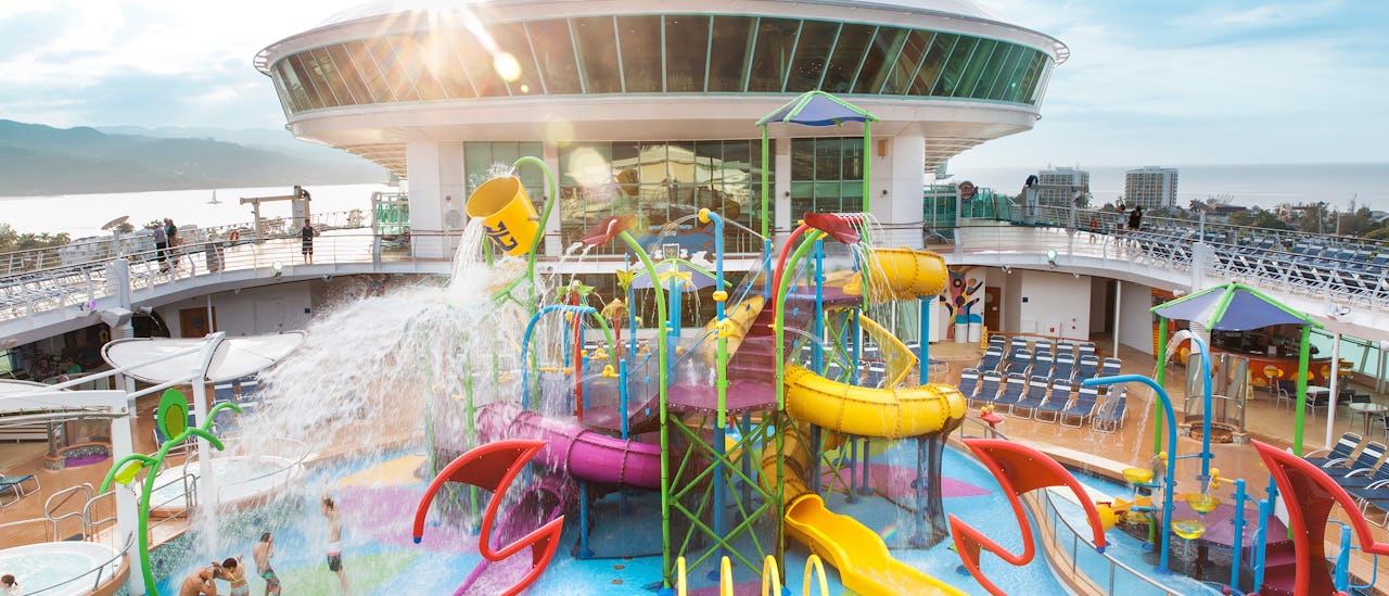 Barn- och ungdomsklubbar ingår.