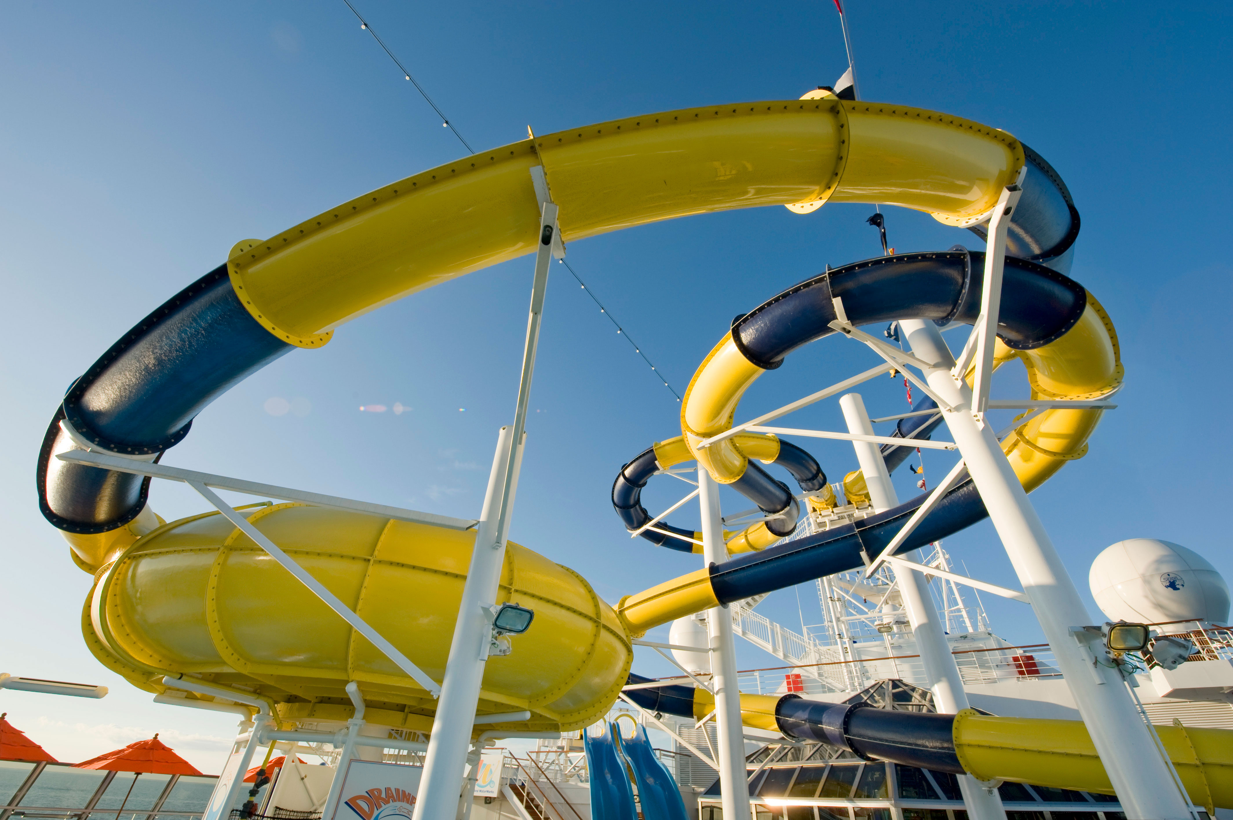 Svalkande åkturer i Carnival Waterworks