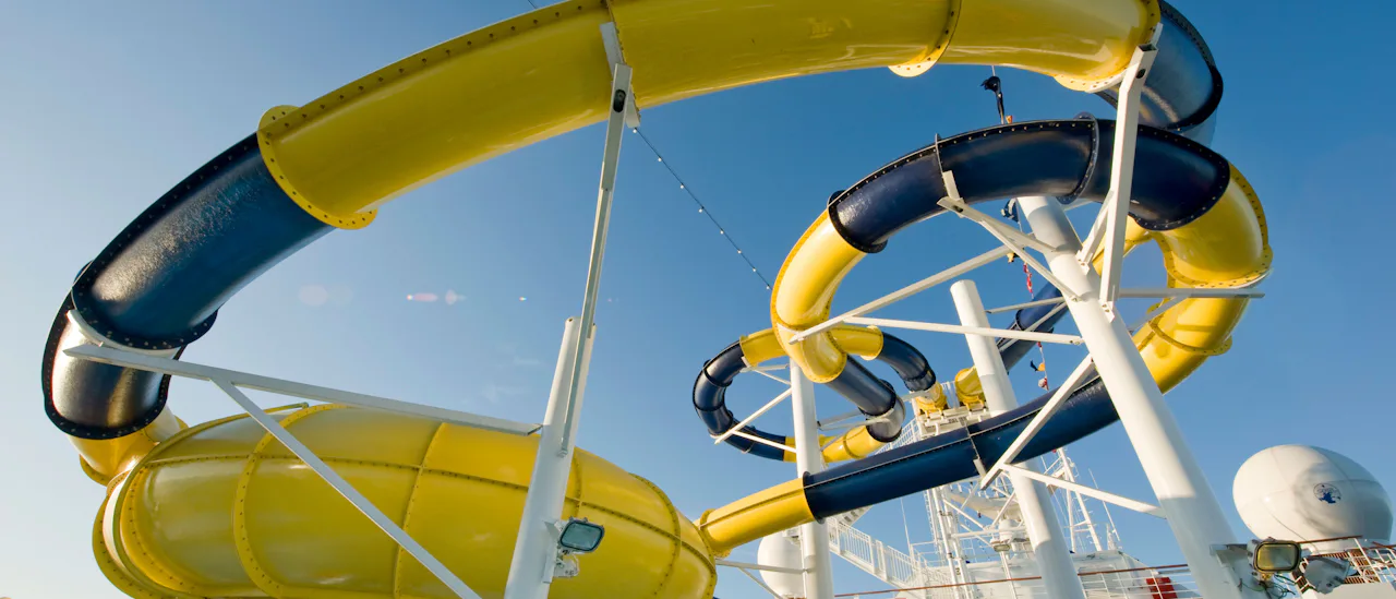 Svalkande åkturer i Carnival Waterworks