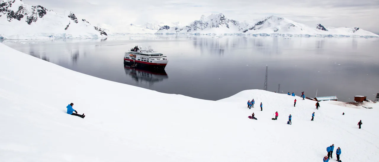 Temat för expeditionslagets arbete varierar beroende på säsong och destination