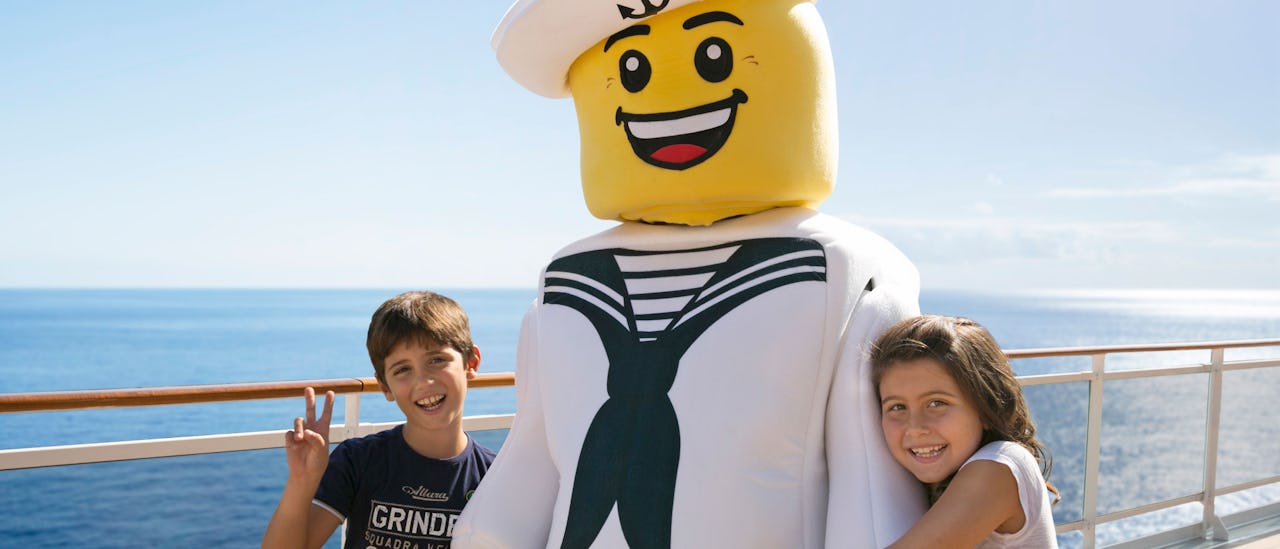 Barn- och ungdomsklubbar i samarbete med Lego ingår