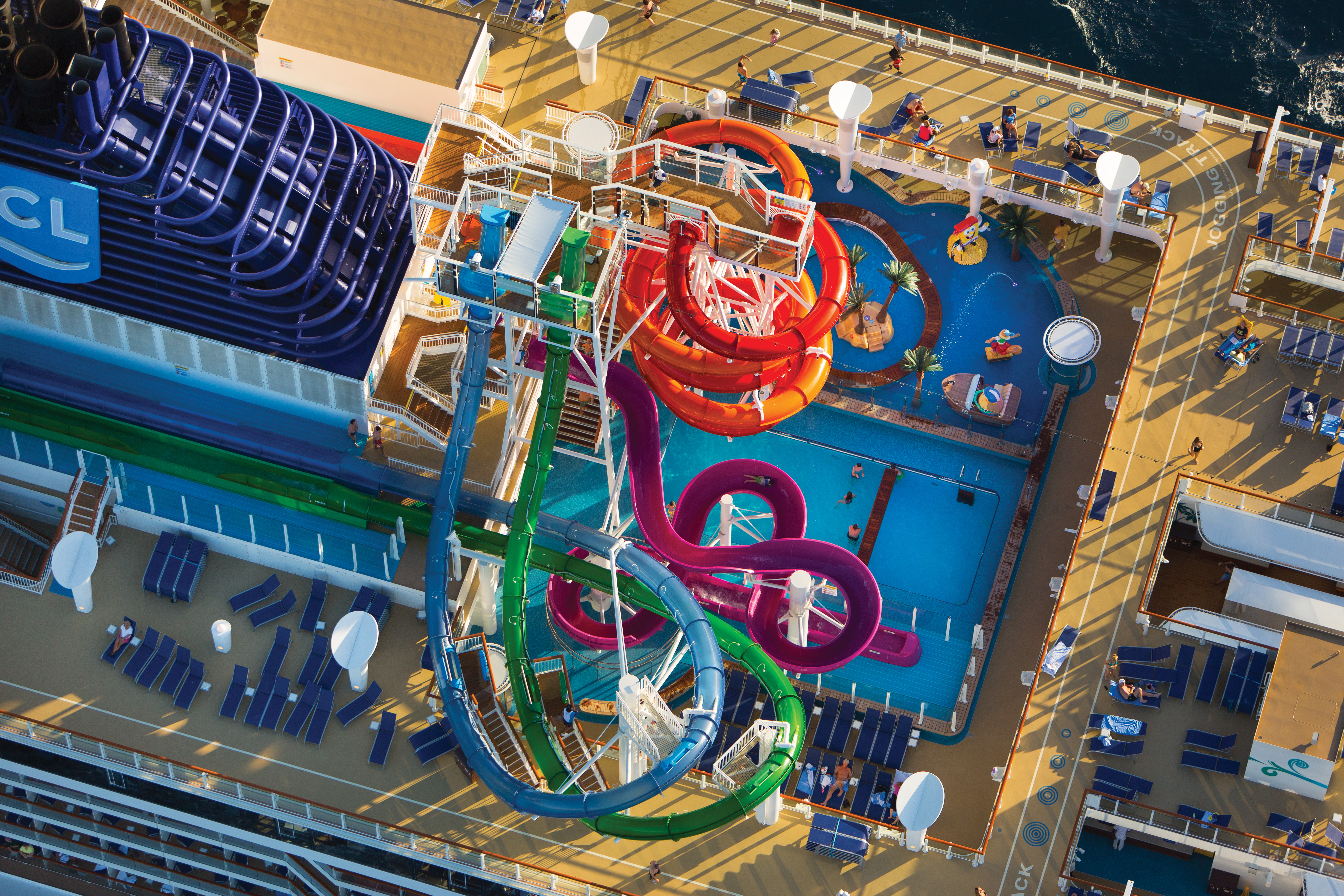 3 rutschkanor över pooldäck