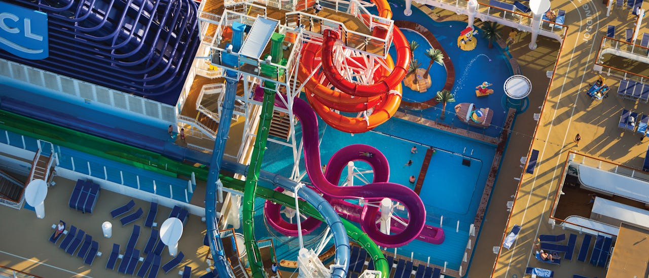 3 vattenrutschbanor högt över pooldäck