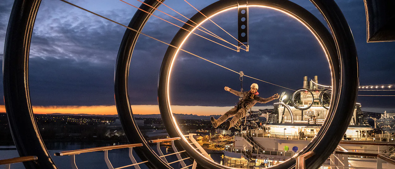 Högst upp finns världens längsta linbana -zipline- till sjöss