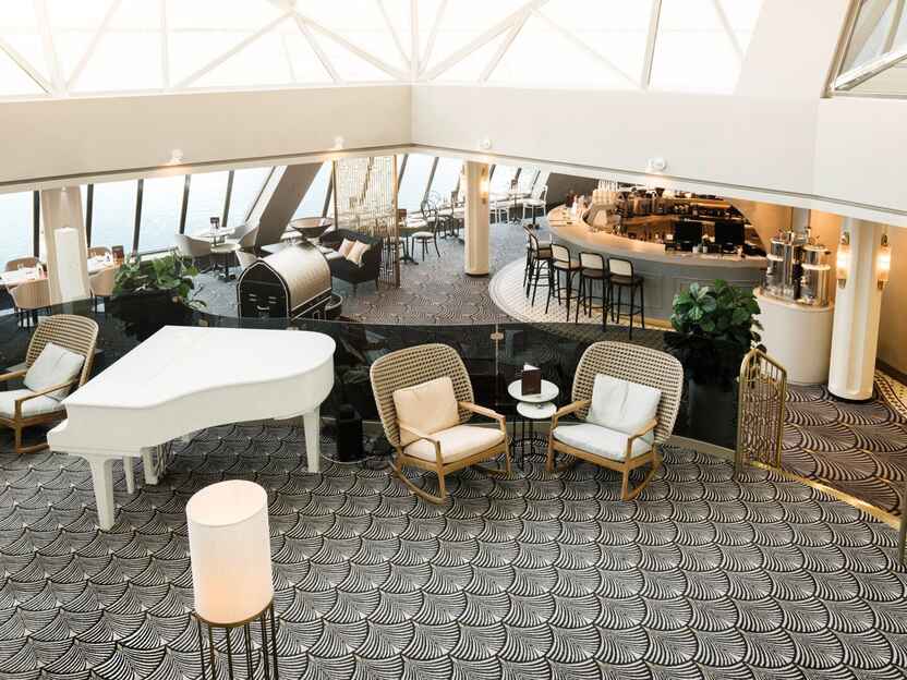 I café-loungen skämmer baristan bort dig med specialgjorda kaffedrycker hela dagen