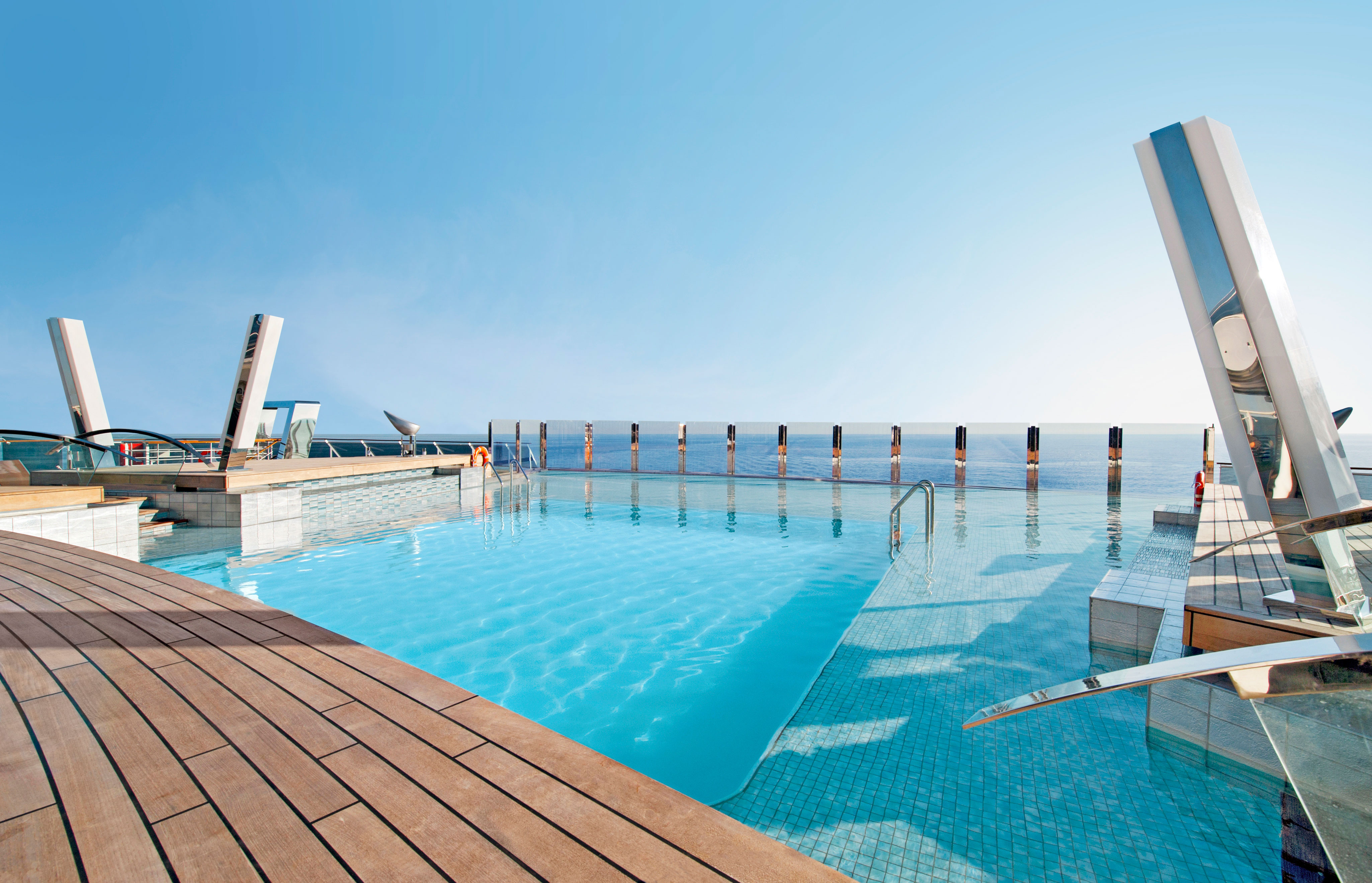 Längst bak finns en infinity-pool