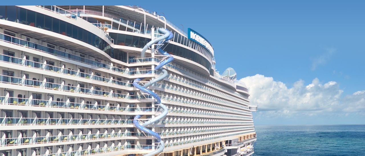 Upplev The Drop, världens första rutschkana till havs med fritt fall!