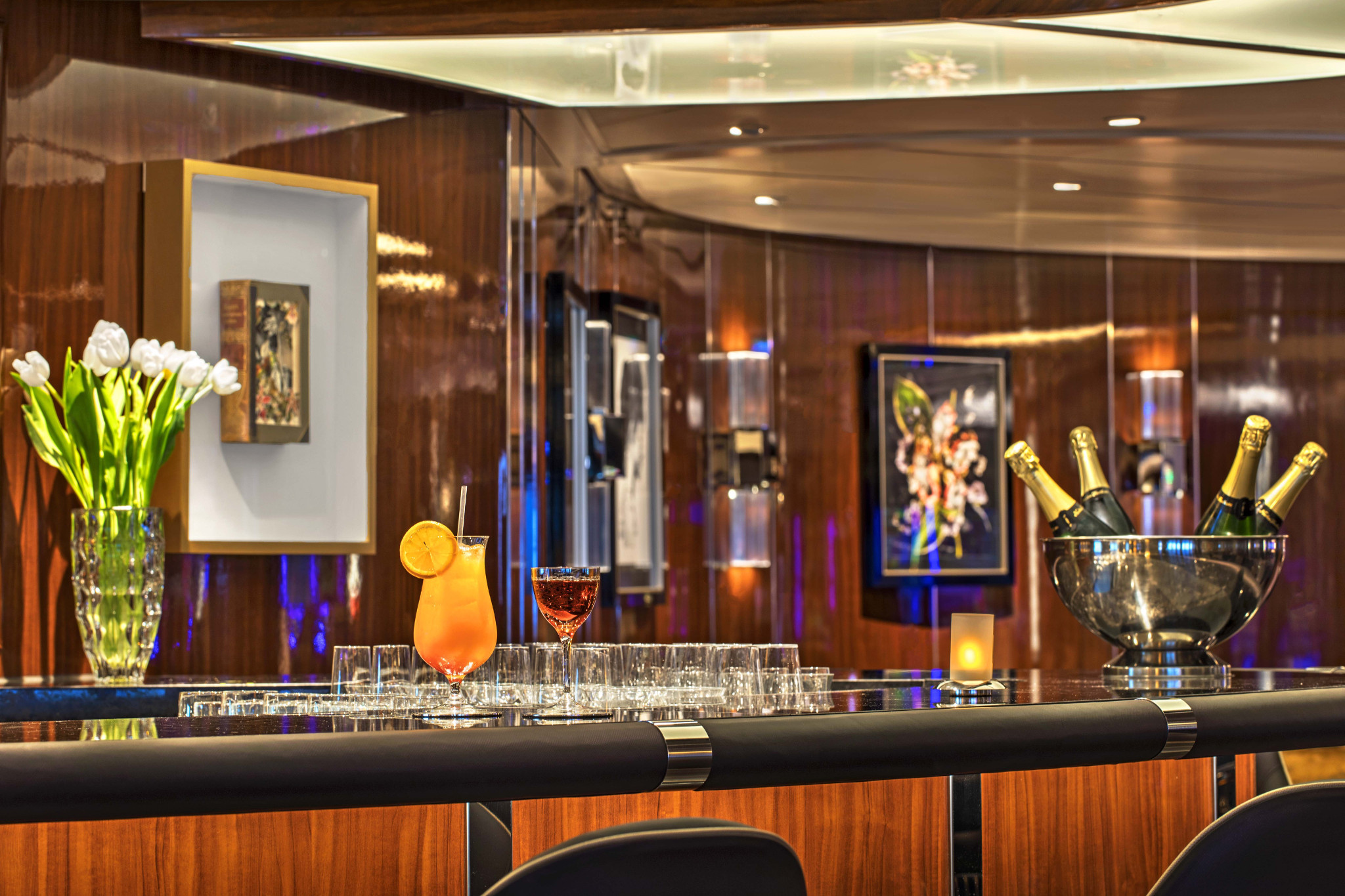 Sky Bar är stället att njuta av en uppfriskande, tropisk drink!