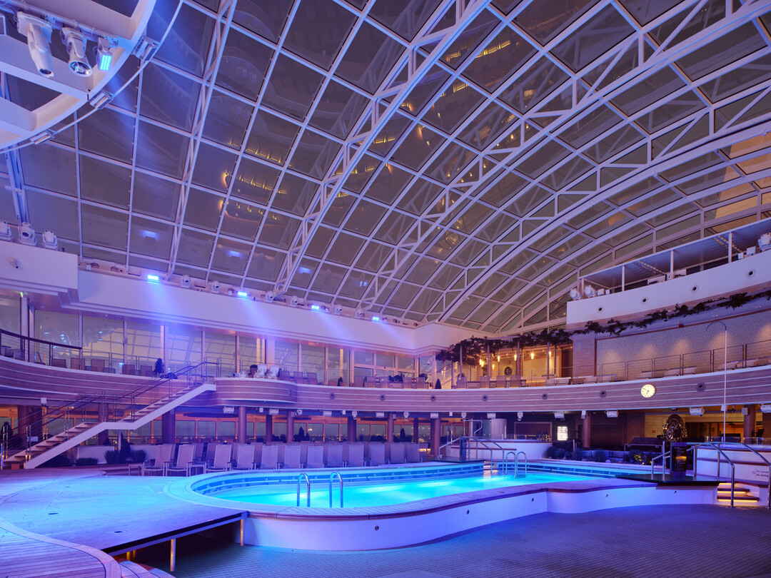Det infällbara SkyDome-glastaket på 970 m²