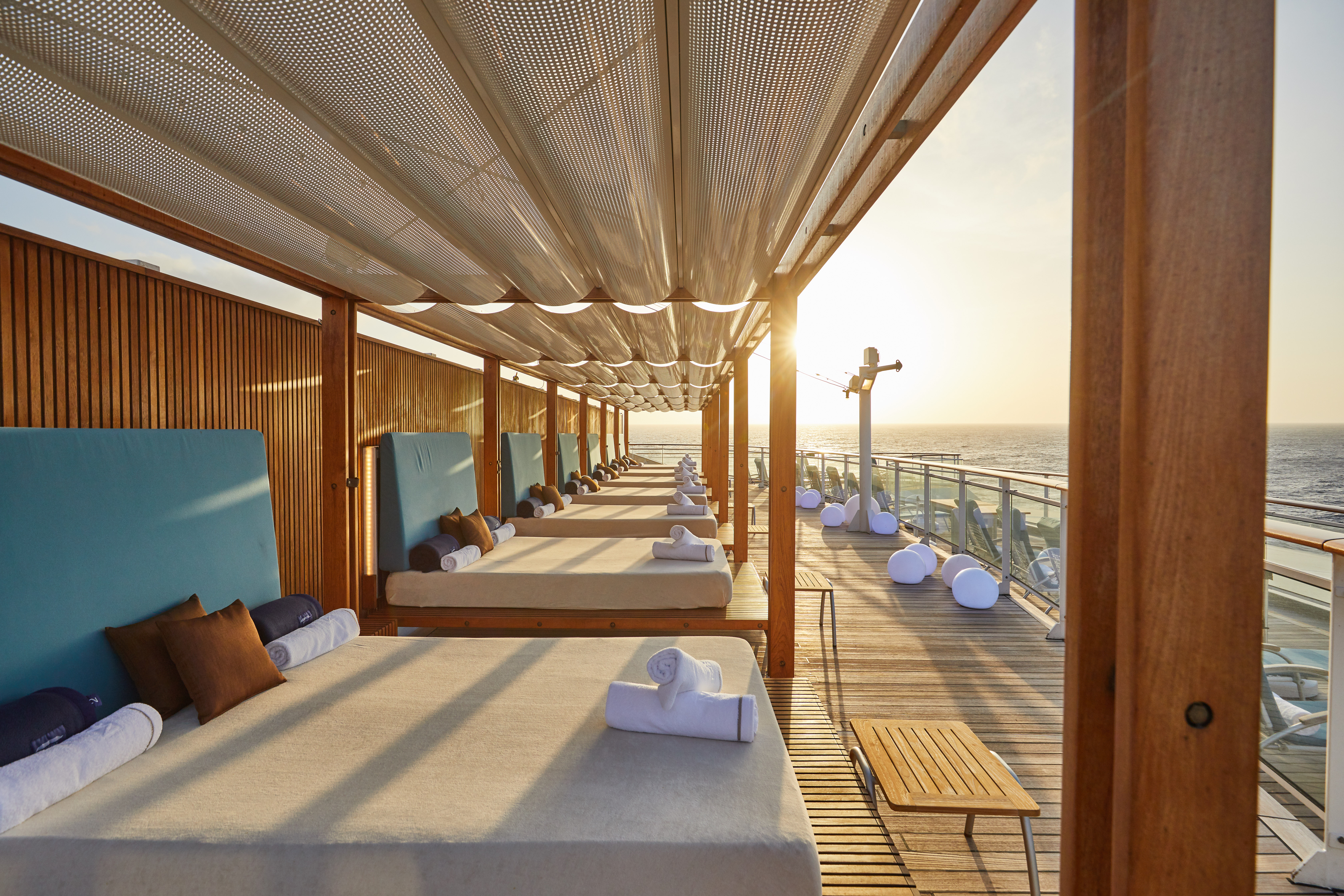 På däck 10 finns flera cabanas med havsutsikt