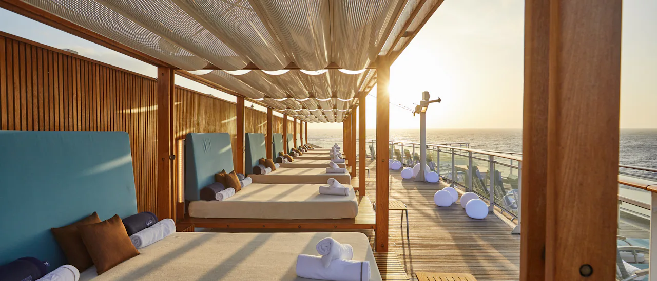 På däck 10 finns flera cabanas med havsutsikt