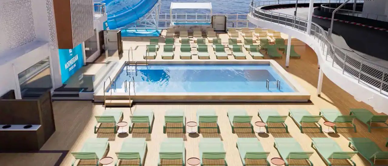 Relaxa i solsängarna vid huvudpoolen