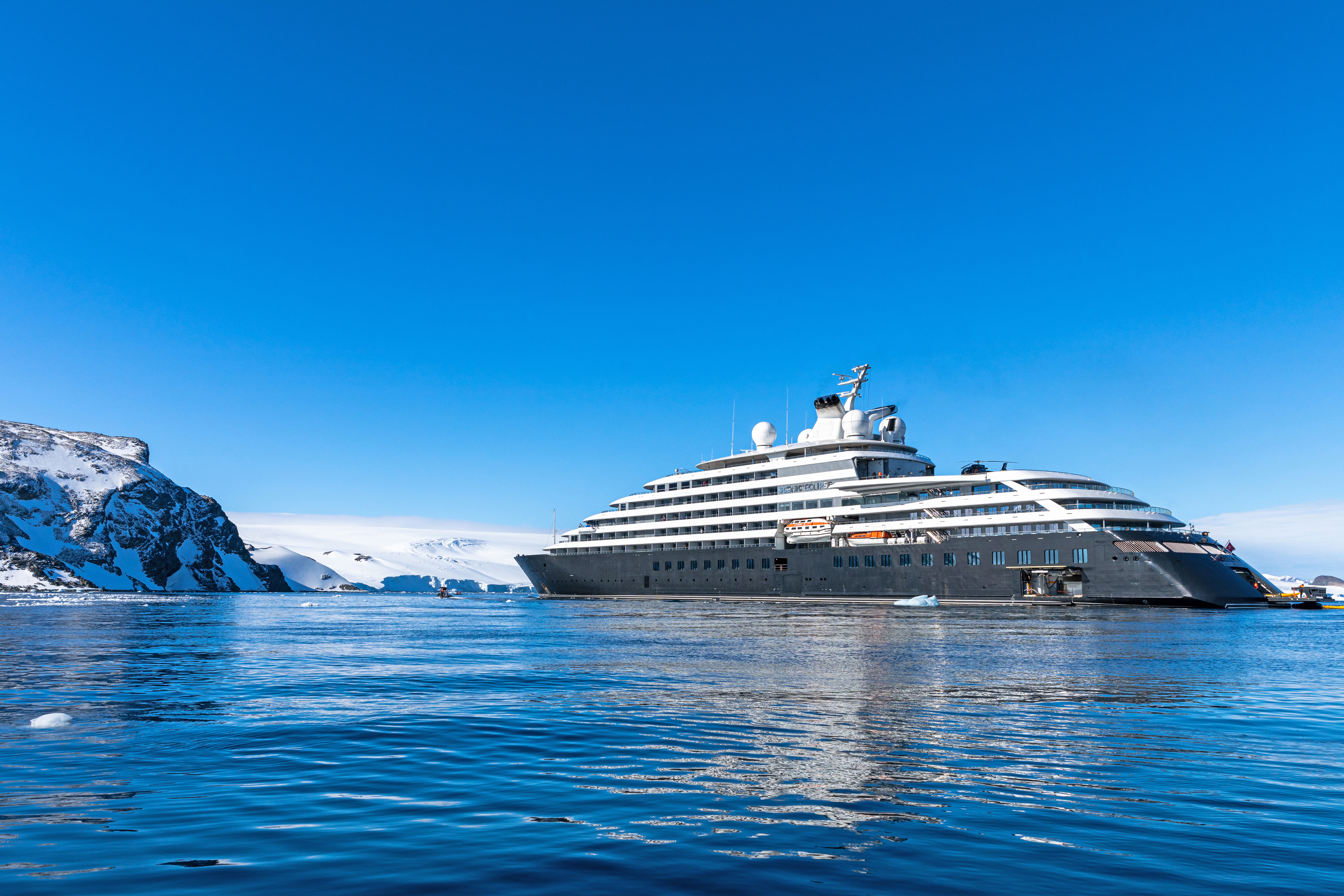 Bilden visar fartyget Scenic Eclipse som kryssar i Antarktis