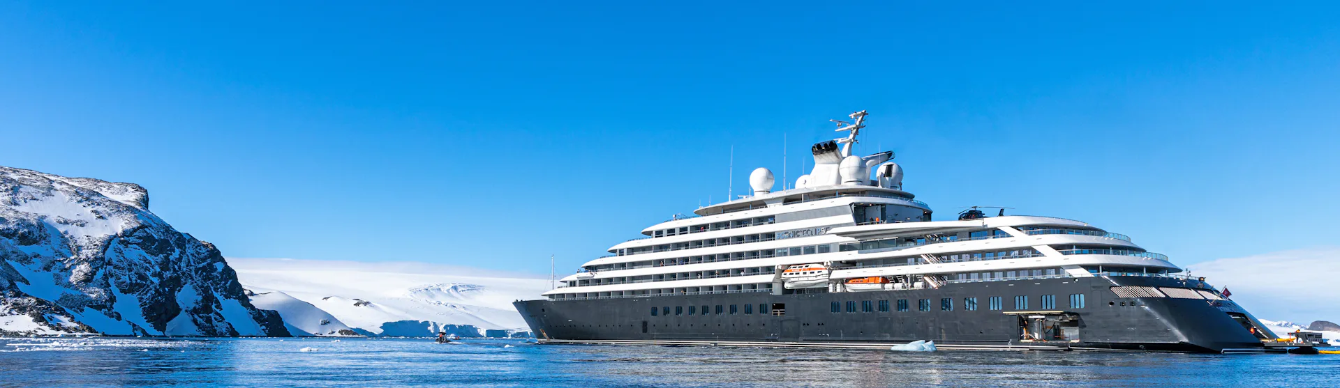 Bilden visar fartyget Scenic Eclipse som kryssar i Antarktis
