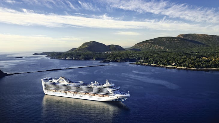 Kryssa ombord Princess Cruises och upplev en härlig semester till havs. Med spännande destinationer och roliga aktiviteter ombord får du en varierad semester. Bilden visar ett av Princess Cruises fartyg till havs.