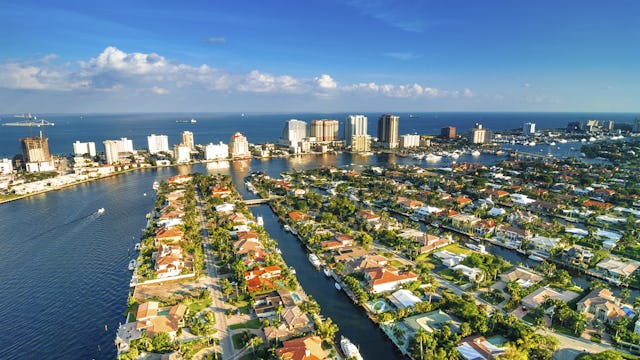 Åk genom Fort Lauderdales kanaler. Bilden visar en överblick vid hamnen och Fort Lauderdales kanaler.