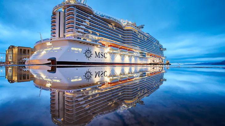 Fartyget MSC Seaside i kvällsljus, speglar sig mot vattenytan