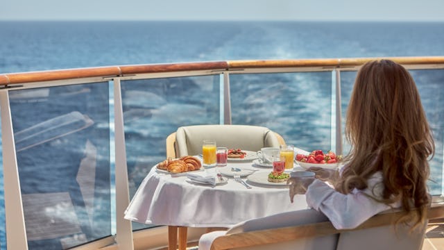 Erbjudande för ensamresenärer. På bilder ser vi en person som sitter vid ett uppdukat frukostbord på en terrass med havshorisonten i bakgrunden.