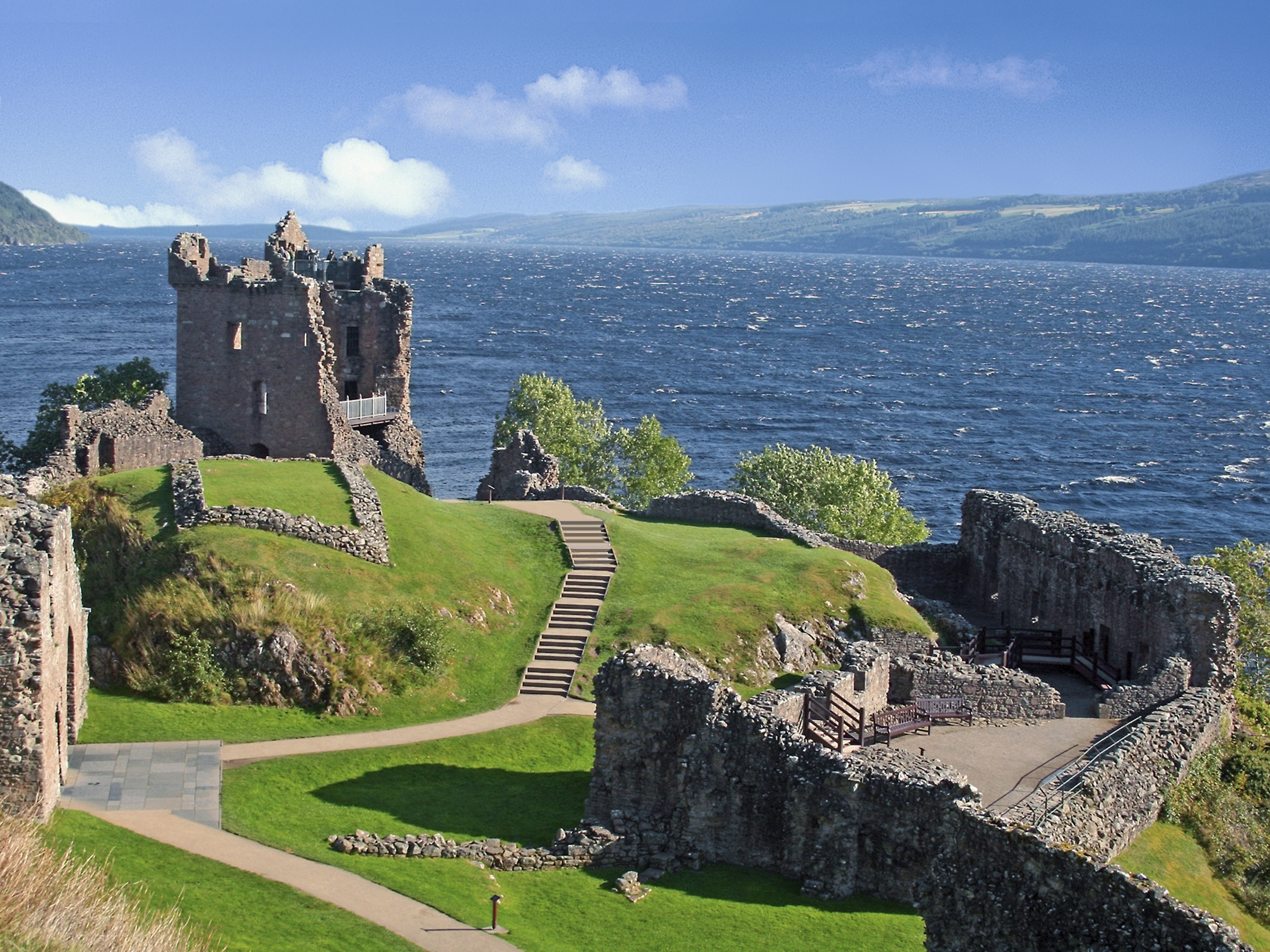 Upptäck Norra Europas fantastiska landskap. Bilden är på ett slott i Scotland med vatten i bakgrunden.
