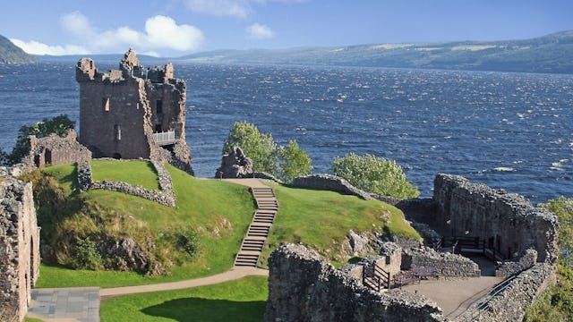 Upptäck Norra Europas fantastiska landskap. Bilden är på ett slott i Scotland med vatten i bakgrunden.