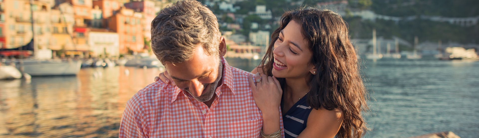 Bilden visar ett par i medelhavet. Åk på en romantisk kryssning på tu man hand.