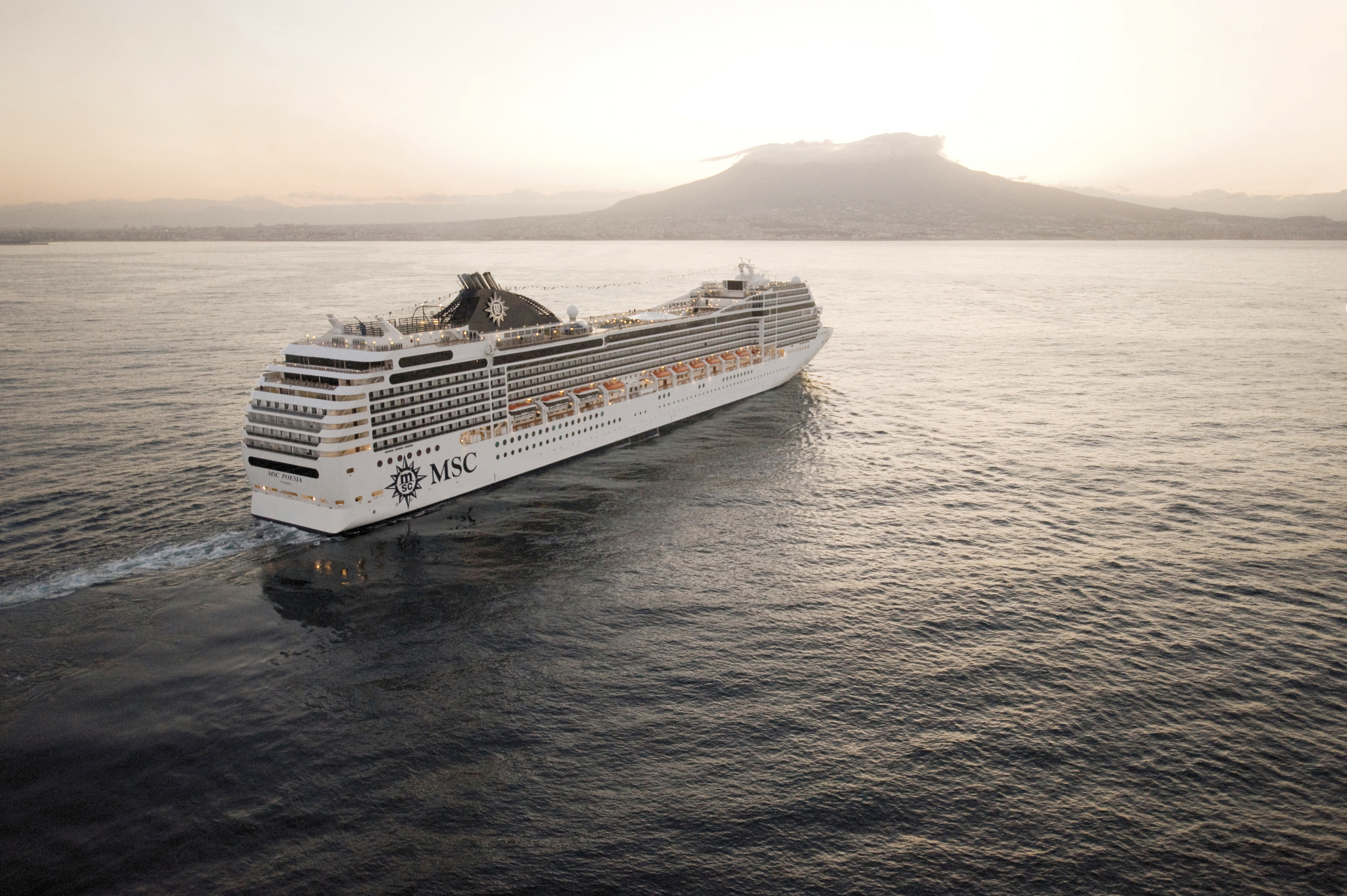 Kryssa i Norra Europa med MSC Cruises. Bild på MSC Poesia.