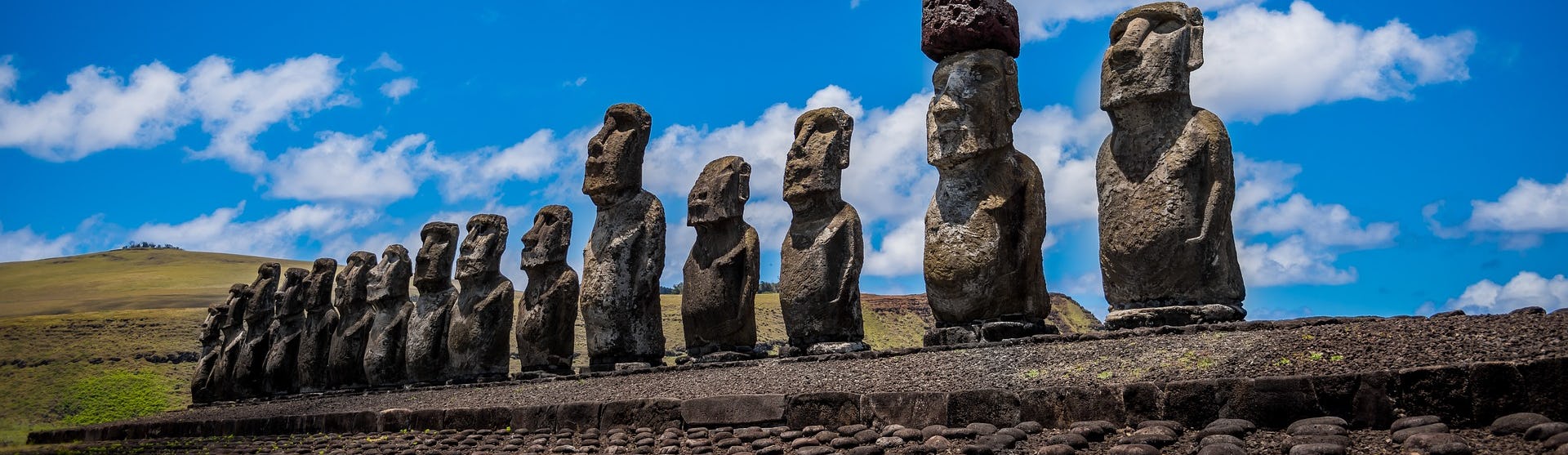Res jorden runt på en kryssning. Bilden visar de mystiska stenstatyerna på Påskön.