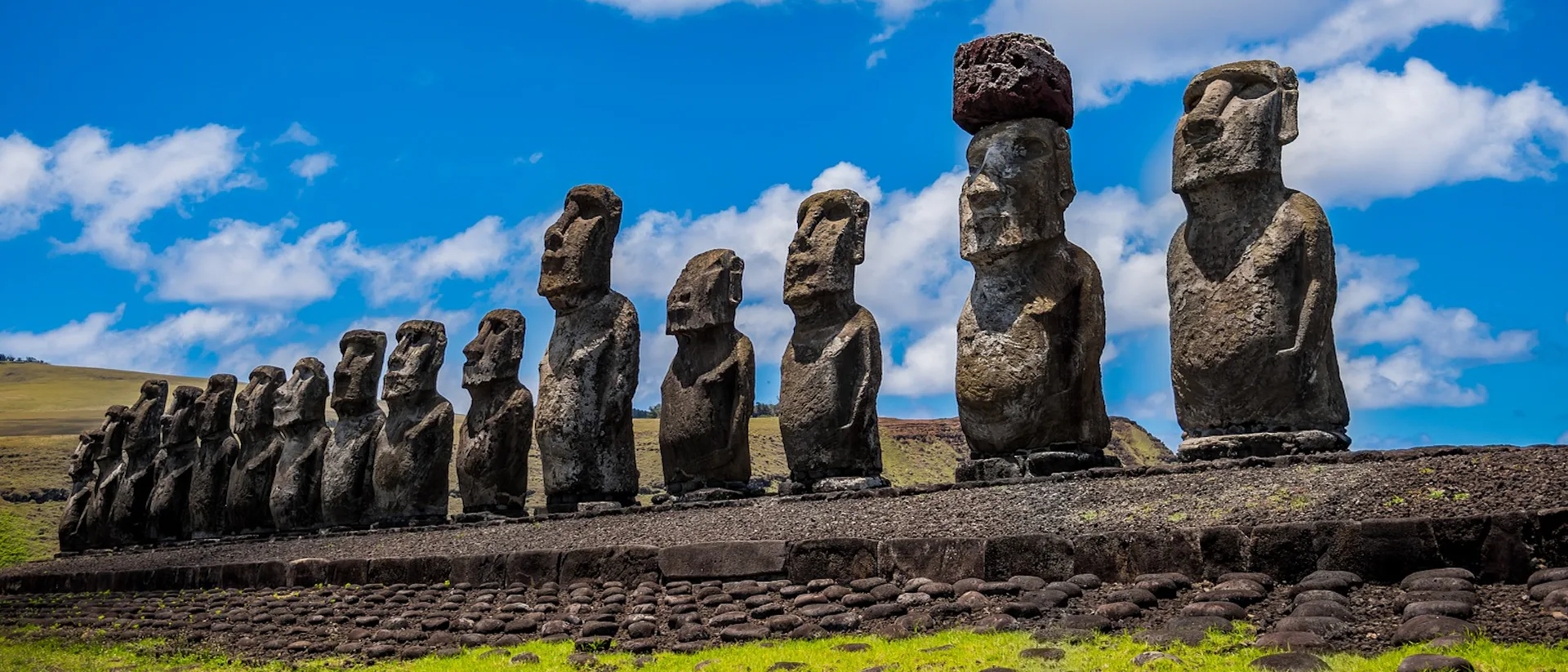 Res jorden runt på en kryssning. Bilden visar de mystiska stenstatyerna på Påskön.