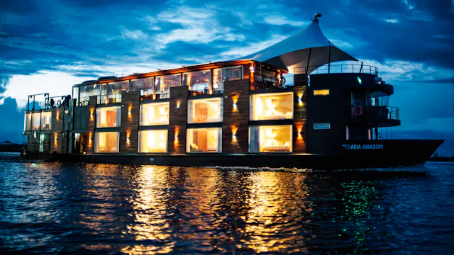 Bilden visar fartyget Aria Amazon från Uniworld River Cruises