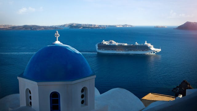 Kryssa med Princess Cruises i Medelhavet. Bilden visar ett av Princess fartyg i Grekland.