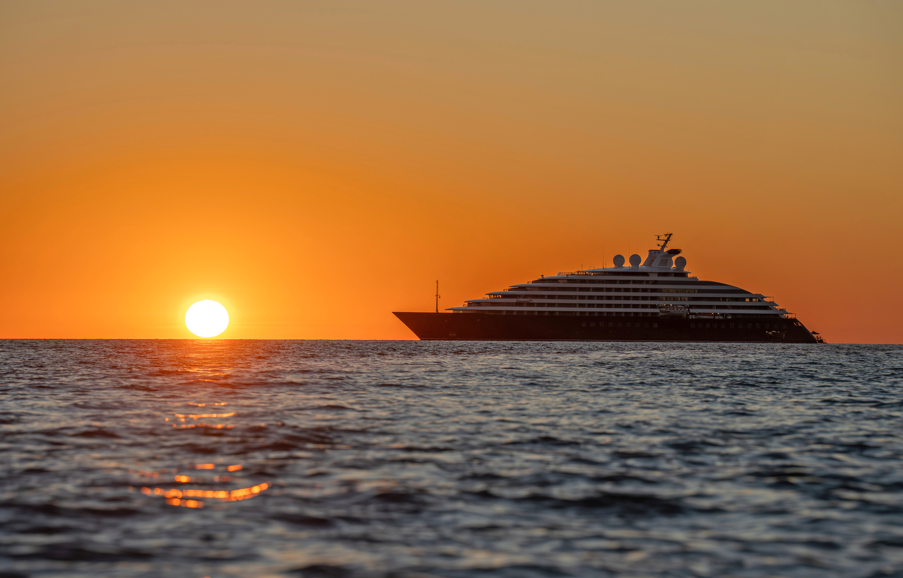 Bilden visar fartyget Scenic Eclipse II som kryssar utanför Australiens kust