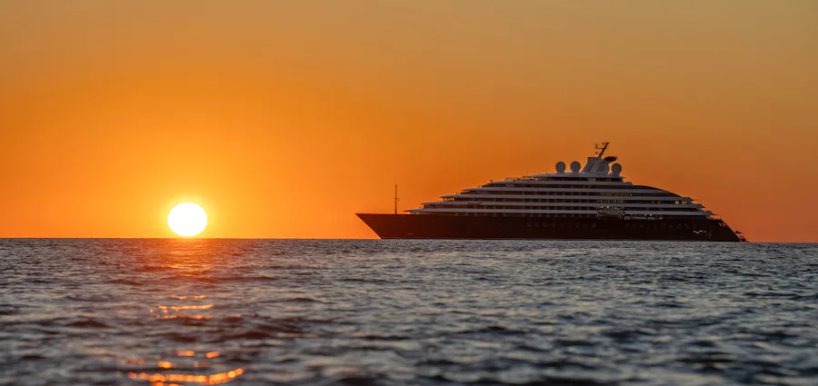Bilden visar fartyget Scenic Eclipse II som kryssar utanför Australiens kust